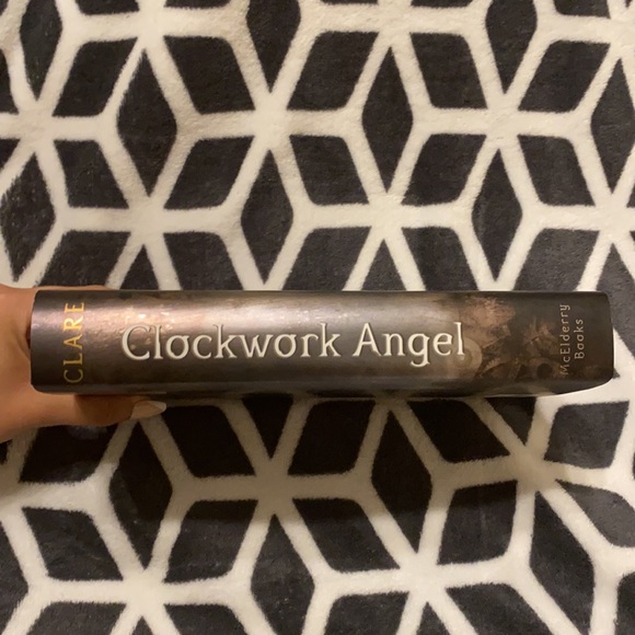 The Infernal Devices Book One: Clockwork Angel - Picture 4 of 9